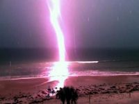 Bodrum'da denize düşen yıldırım, geceyi gündüz etti