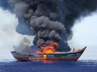 Kaçak avlanan balıkçı tekneleri ateşe verildi