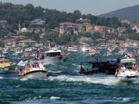 İstanbul Boğazı'nda teknelerle petrol tankeri protestosu