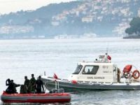 İstanbul Boğazı’nda yalı iskelesine çarpan sürat teknesi alabora oldu