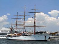 Zenginlerin efsane yelkenli gemisi Sea Cloud İzmir'e demir attı