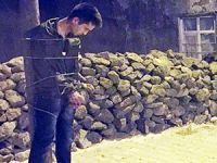 Çanakkale'de köylüler insan kaçakçılarını direğe bağladılar