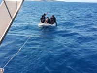 Ayvalık'ta yakıtları biten kaçakları dalgıçlar kurtardı