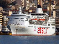 Ege Denizi'nde kaza; Yunan Sahil Güvenlik botu yolcu gemisiyle çatıştı