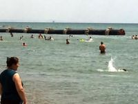 Halka açık plajda emniyetsiz şekilde boru çekimi, faciaya davetiye çıkarıyor