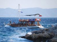 Çanakkale'de içinde 53 kişi bulunan dalış teknesi sürüklendi