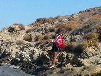 Yüzücü Alper Sunaçoğlu Bulamaç Adası’na Türk Bayrağı dikti