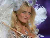 Teknenin altında kalan ünlü top model ağır yaralandı