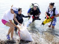 Denizden 20 çuval atık topladılar