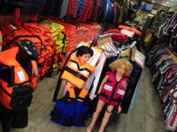 İzmir’de sahte can yeleği satan işyerlerine operasyon yapıldı