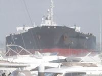 Fırtınada sürüklenen petrol tankeri Lizbon'da karaya oturdu