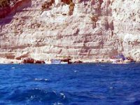 Turistleri taşıyan tekne kayalıklara çarpmaktan son anda kurtarıldı