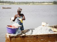 Afrikalı kadınlar ekmeğini "tuzdan" çıkarıyor