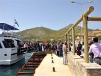 Datça Limanı'nda bakım çalışması yapılıyor