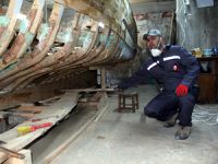 Evin bodrumunda yaptığı tekneyi çıkarmak için duvarları yıkacak