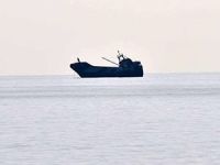 Akdeniz'de terk edilmiş gemi fırtınaya kapılıp sürüklendi