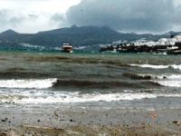 Ege kıyıları şiddetli fırtınaya teslim oldu