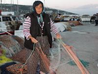 Hatice teyze, 30 yıldır balık ağlarını örüyor