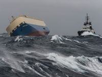 Biskay Körfezi’nde yan yatan Modern Express isimli gemi sürükleniyor