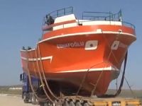 Sanayi sitesinde inşa edilen tekne limana TIR ile taşındı