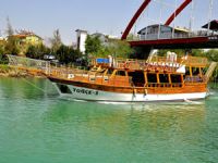 Manavgat’ta tur teknesi sahipleri sinek avlıyor