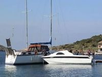 Foça'da mültecilere ait yelkenli yat ve sürat teknesi ele geçirildi