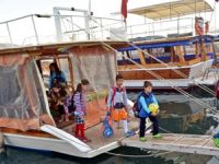 Karayolu bağlantısı olmayan köyde taşımalı eğitim aracı tekne