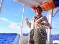 Balıkçı kadınlar güneşin doğuşuyla birlikte denize açılıyor