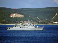 Askeri gemiler Çanakkale Boğazı'na demirledi