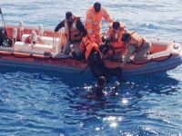 Yunan Sahil Güvenlik gemisini gören kaçaklar denize atladı