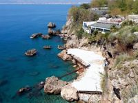 Antalya'da sosyetik plajın sahiline beton döküldü