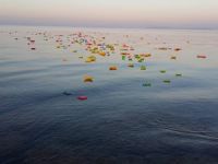 Ege Denizi'nde her ölen çocuk için denize kağıttan kayık bırakıldı