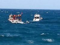 Kemer'de denizin ortasında tekneleri bozulan tatilciler ecel terleri döktü