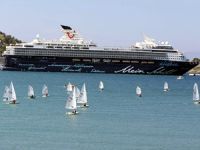 Kuşadası'nda denizde görsel şölen