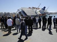 Pire Limanı'nda yolcu gemisi yan yattı