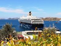 'Mein Schiff 2' adlı kruvaziyer Bodrum'a 2 bin 133 turist getirdi