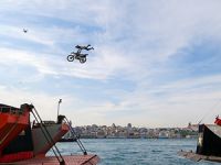 Çılgınlığın böylesi! Gemiden gemiye motosikletle atladı