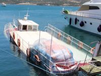 Bodrum'da balıkçı barınağındaki tur teknesi battı