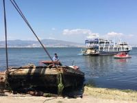 Gelgitle kıyıya oturttuğu gemiyi yüzer market yaptı