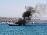 İztuzu Plajı'nda iki tur teknesi alev alev yandı