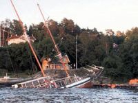 İçinde 156 yolcunun bulunduğu tekne battı