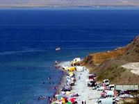 İranlı kadınlar Van Gölü'nde plaj istiyor