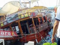Kuşadası'nda gezi teknesi kayalıklara çarptı, yolcular ölümden döndü