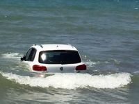 Kuşadası'nda denizde yüzenlere araba çarptı: 1 ölü, 4 yaralı