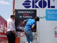 UND TIR'larına  "Demokrasi Çıkartmaları" yapıştırıldı