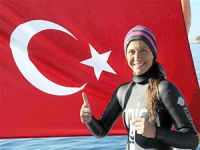 Dünya rekortmeni Derya Can, demokrasi şehitleri için dalacak