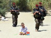 Fransız askeri terör saldırılarına karşı sahile indi