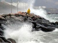 Fırtına Marmara Bölgesi'nde deniz ulaşımını esir aldı