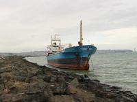 Samsun'da hacizli gemi fırtınada kayalıklara oturdu