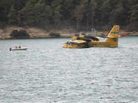 Yangın söndürme uçağı, denizin ortasında kaldı